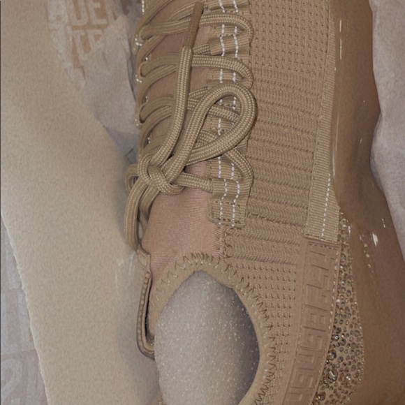 Size 9, Steve Madden maximum blush shoes. Never worn! - Picture 2 of 3